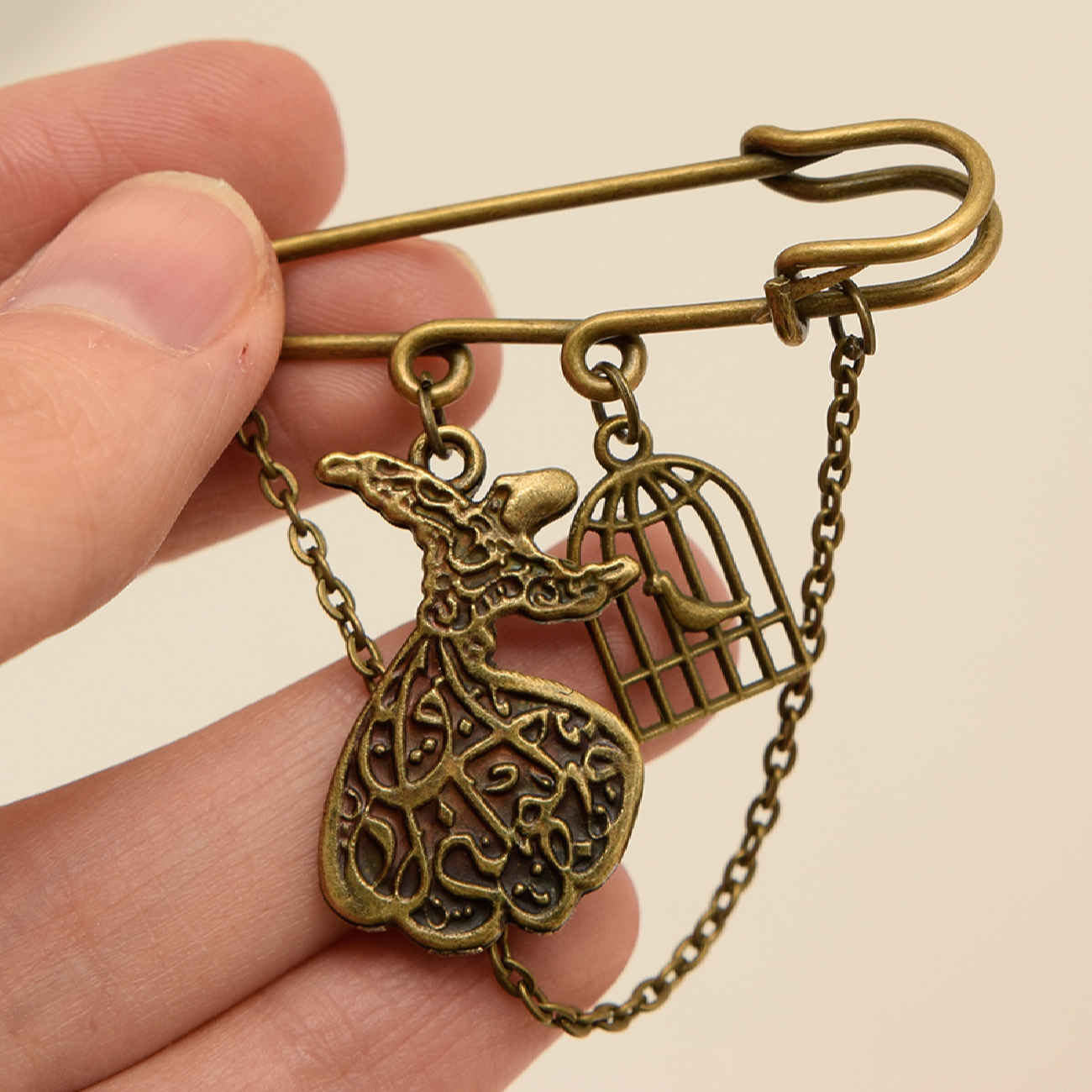 Broche pour femme avec Design Oiseau Amin et Danse des Derviches Tourneurs