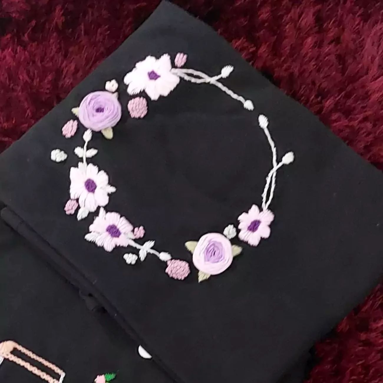 Chemise à manches courtes pour femmes avec broderie main complexe pour un look élégant