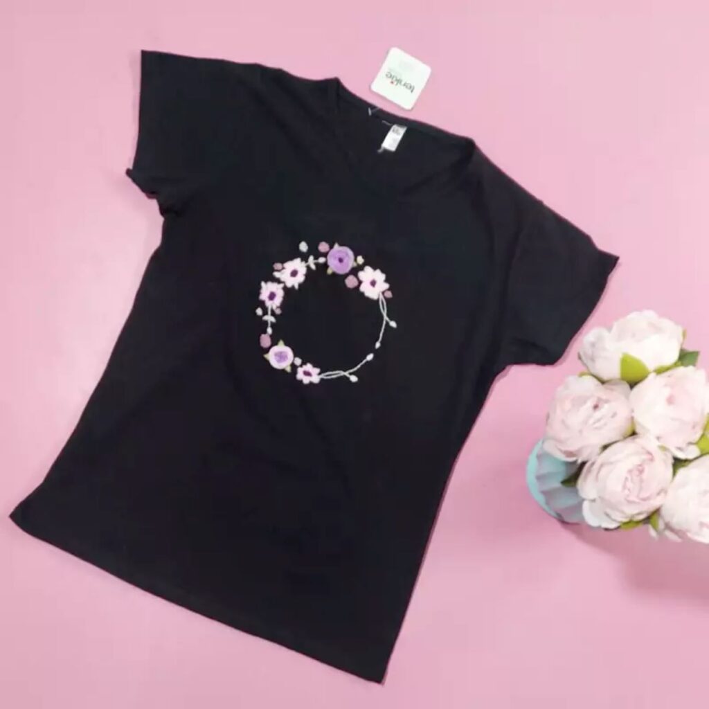 Chemise à manches courtes pour femmes avec broderie main complexe pour un look élégant