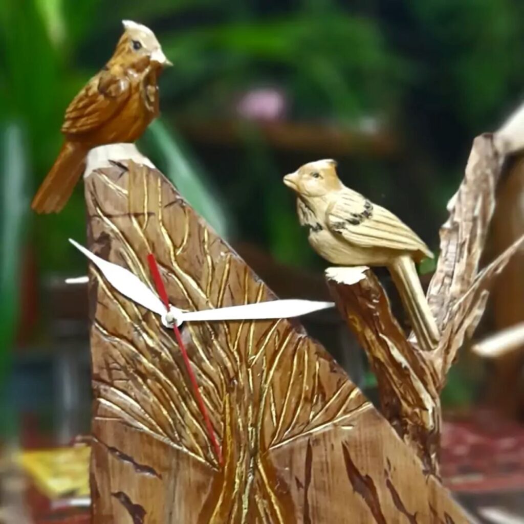 Horloge de Bureau en Bois avec Sculpture d'Oiseau - Design Unique et Élégant