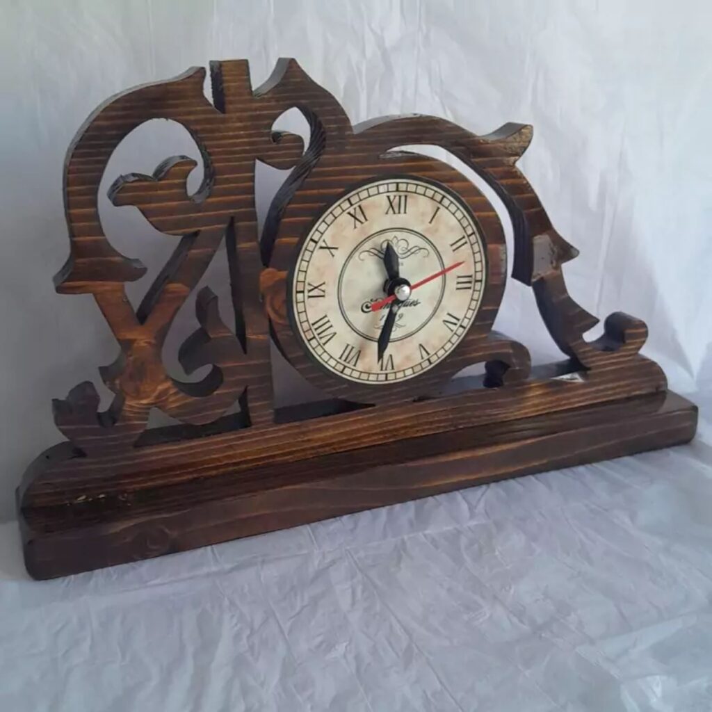 Horloge de Bureau en Bois - Un Parfait Mélange d'Art et de Fonctionnalité