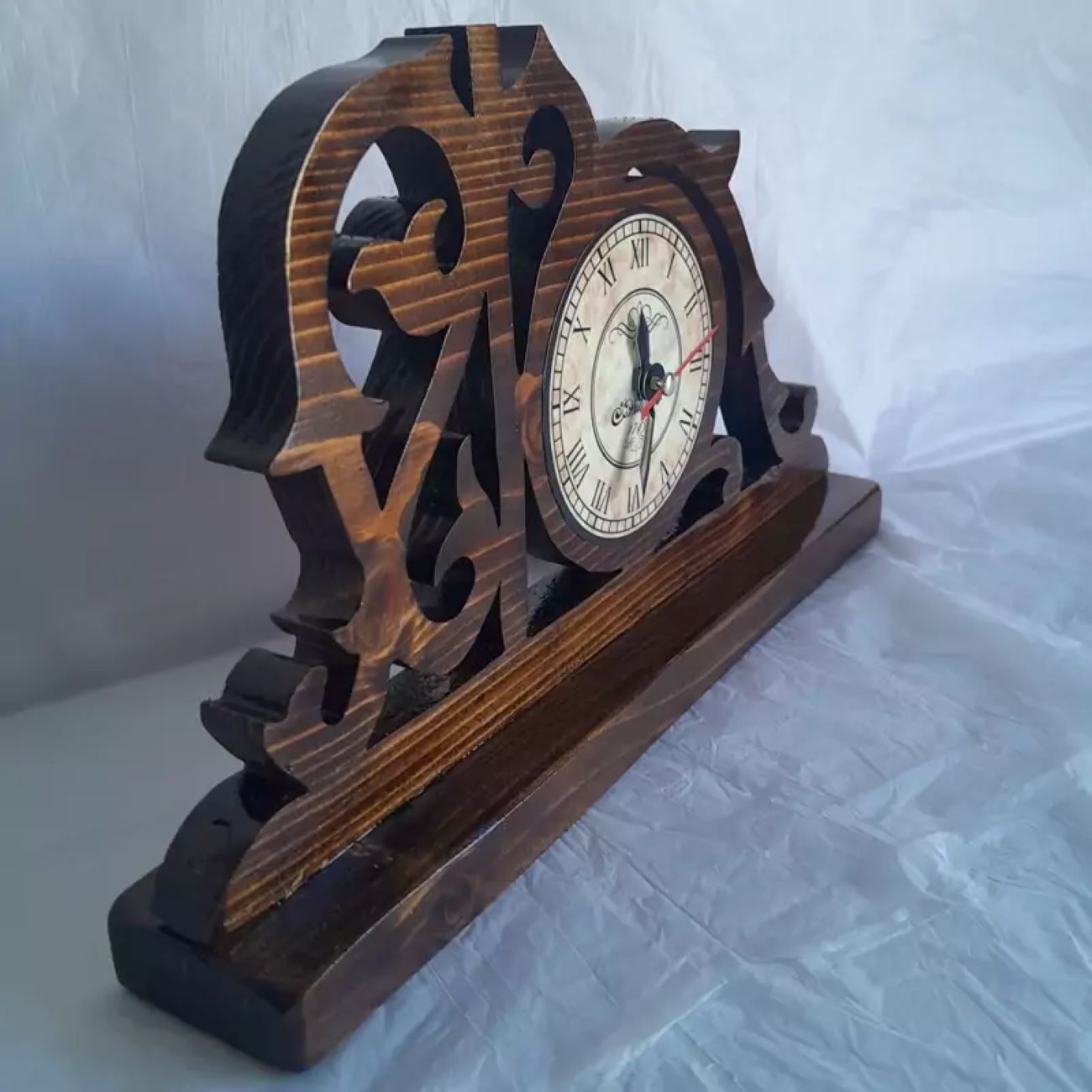 Horloge de Bureau en Bois – Un Parfait Mélange d’Art et de Fonctionnalité
