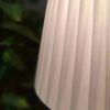 Lampe de table géométrique en céramique blanche et dorée – design moderne avec charme sophistiqué
