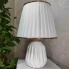 Lampe de table géométrique en céramique blanche et dorée – design moderne avec charme sophistiqué