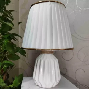 Lampe de table géométrique en céramique blanche et dorée – design moderne avec charme sophistiqué