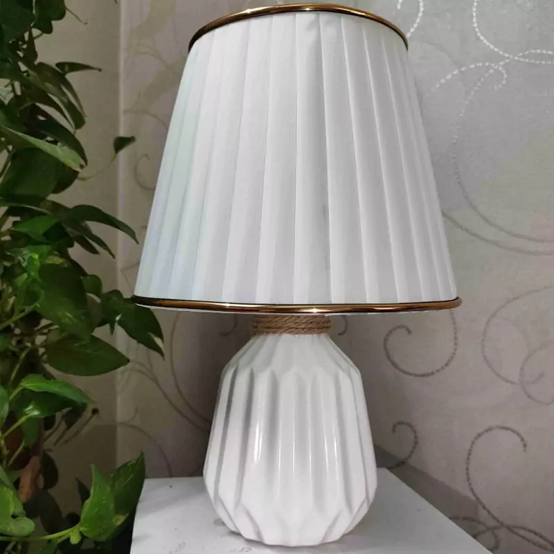 Lampe de table géométrique en céramique blanche et dorée – design moderne avec charme sophistiqué
