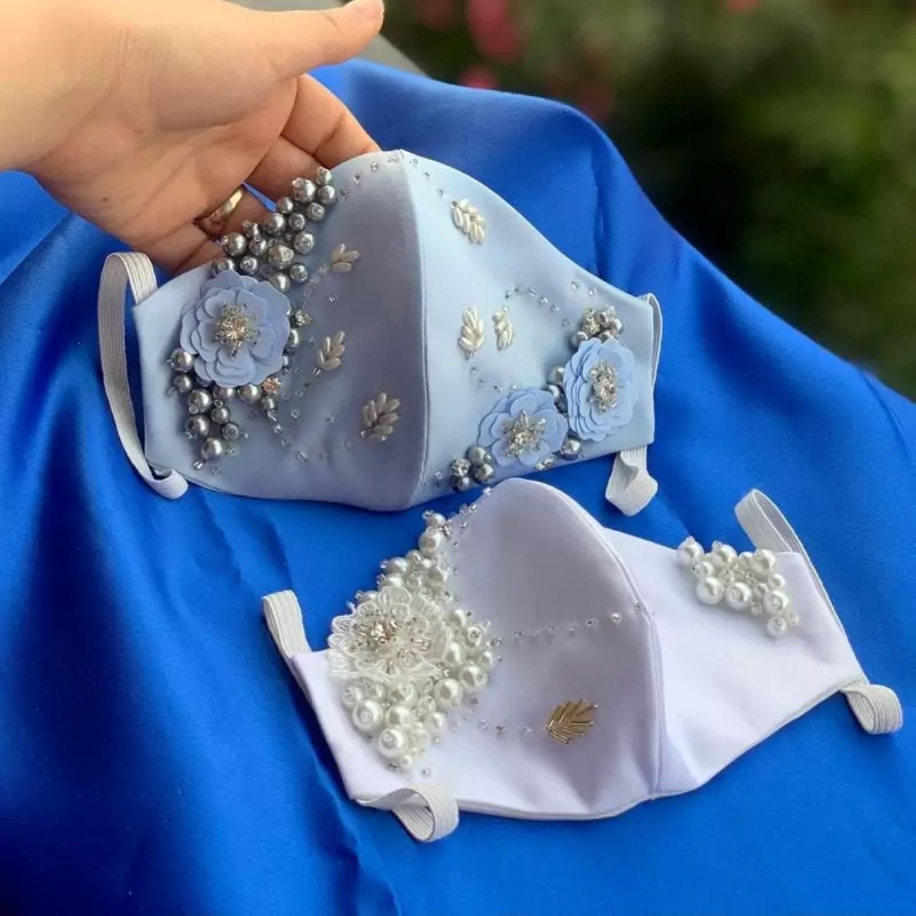 Masque facial en satin de qualité avec perles et fleurs