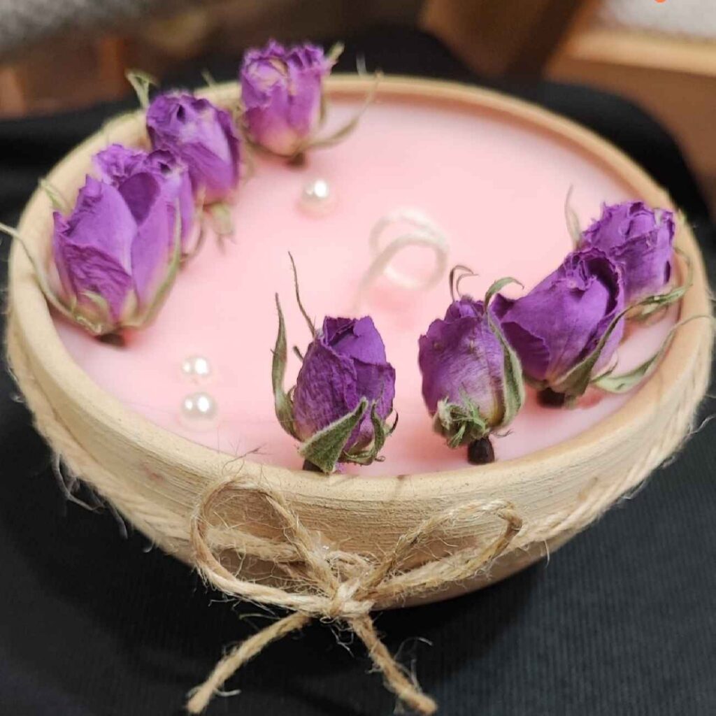 Bougies botaniques aromatiques avec pot en céramique et design fleur de rose