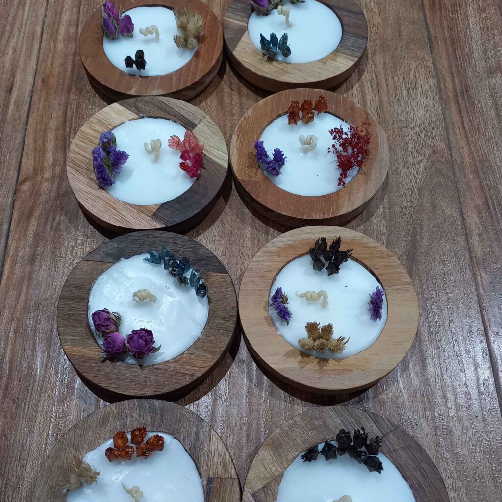 Bougies botaniques aromatiques avec pot en bois et design épicé