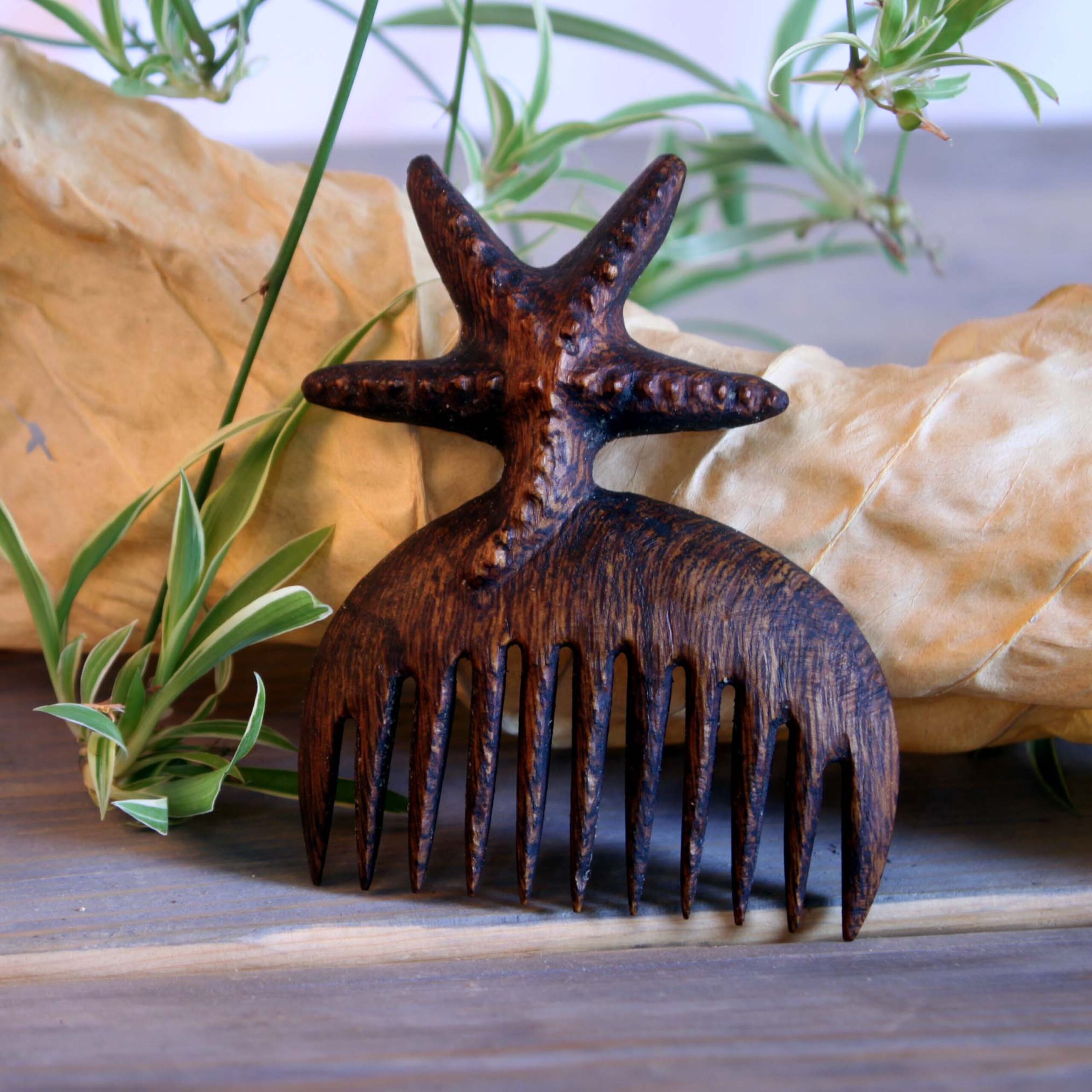 Peigne en Bois Sculpté à la Main avec Motifs Étoile de Mer - Un Classique Intemporel pour un Soin Doux des Cheveux