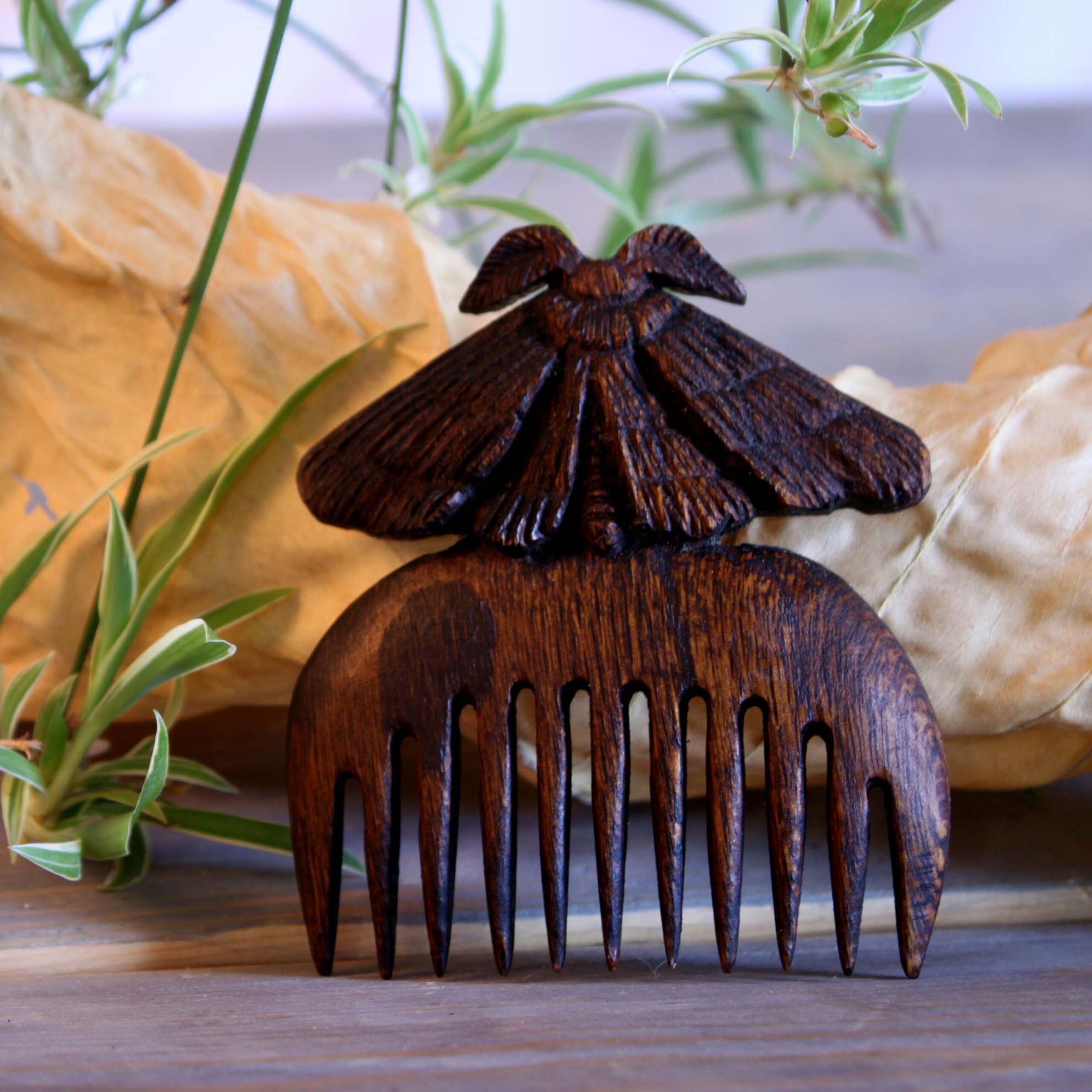 Peigne en Bois Artisanal Sculpté à la Main avec Motif Papillon - Une Beauté Intemporelle pour les Passionnés de Soins Capillaires