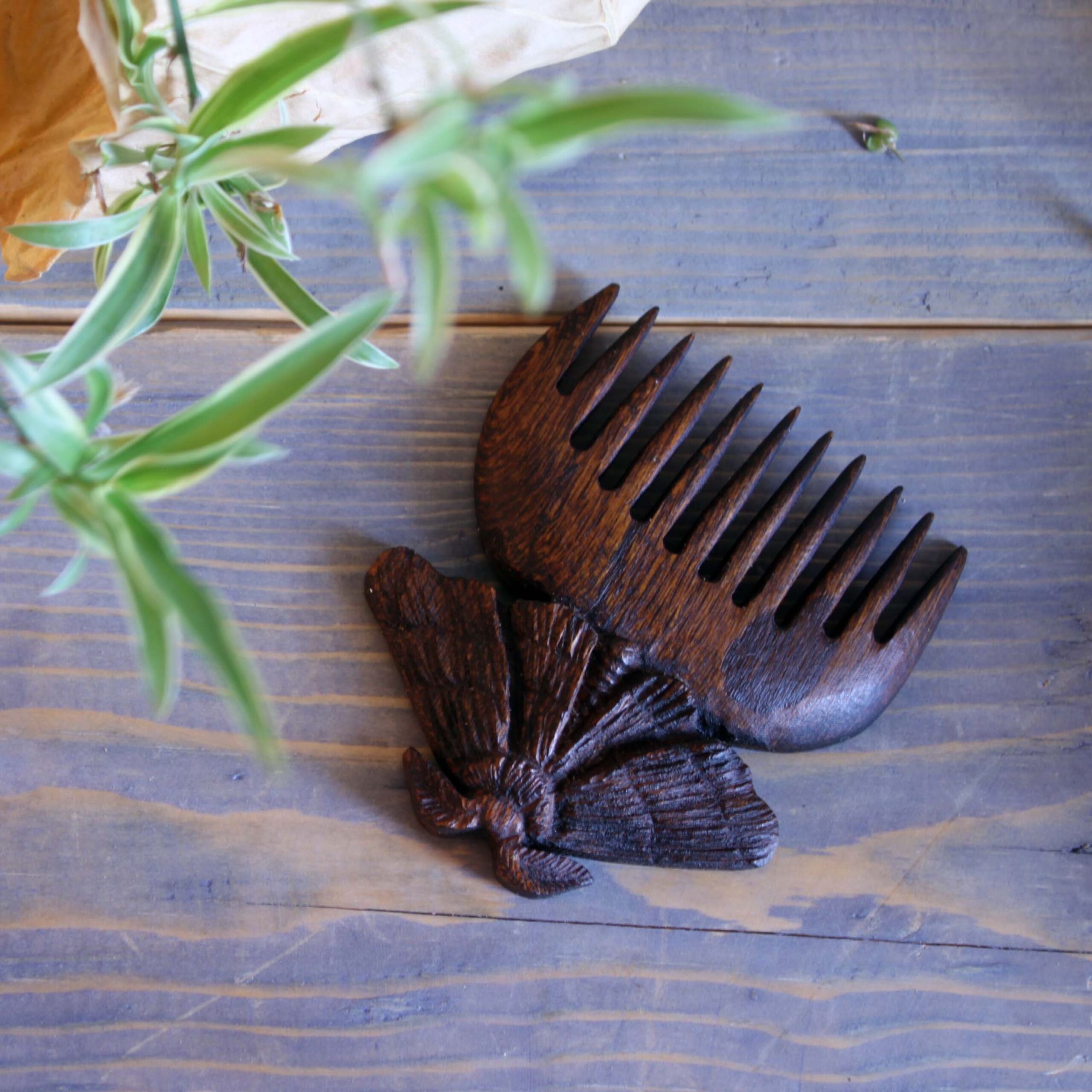 Peigne en Bois Artisanal Sculpté à la Main avec Motif Papillon – Une Beauté Intemporelle pour les Passionnés de Soins Capillaires