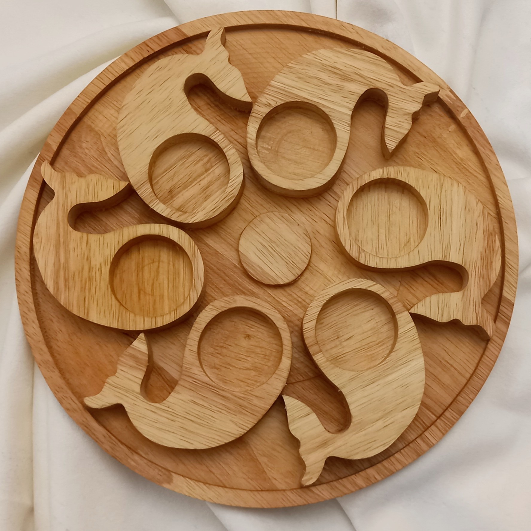 Haft-Seen persan en bois avec délicates gravures de baleines (7 pièces)