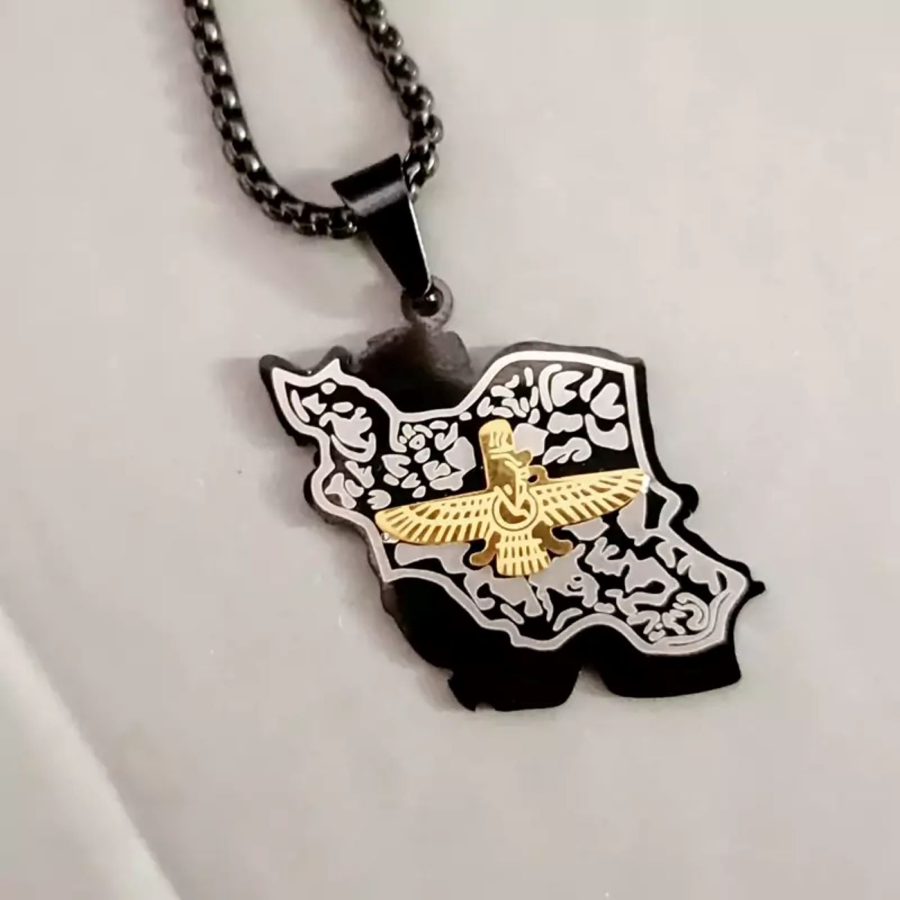 Collier Faravahar noir et or – Symbole élégant de la force et de la sagesse persanes