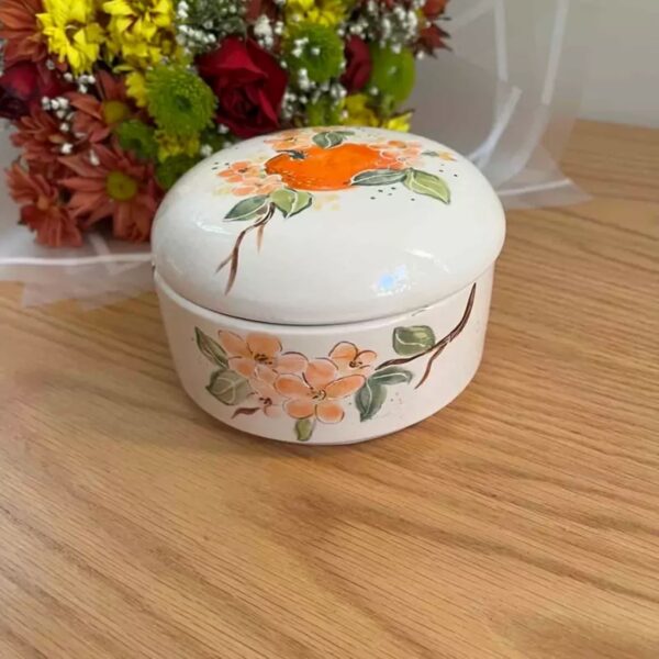 Bol à sucre en céramique avec couleurs douces et design floral élégant