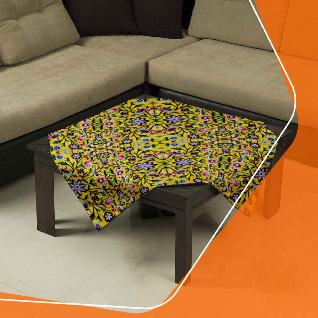 Nappe en velours classique avec fleurs jaunes dorées