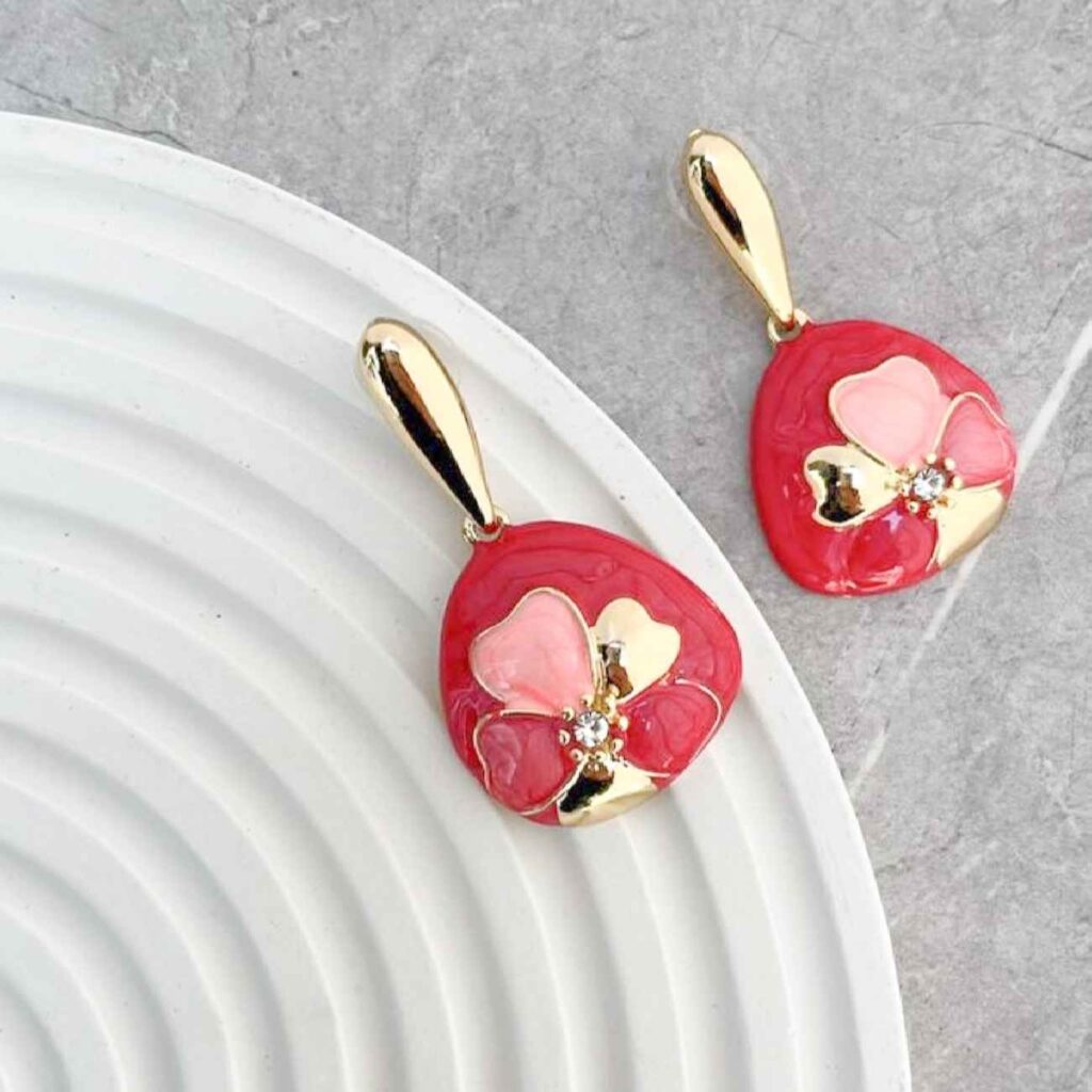 Boucles d'oreilles pendantes Minakari avec fleurs roses en émail Meenakari
