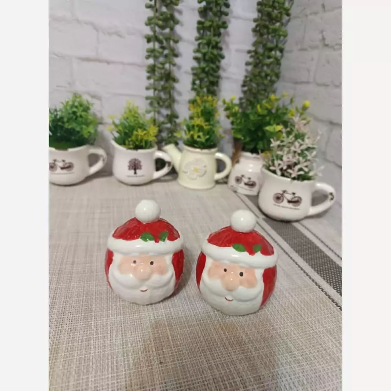 Ensemble de Salieres et Poivrières Décoratives en Céramique – Design Père Noël, Idéal pour Cuisines Modernes