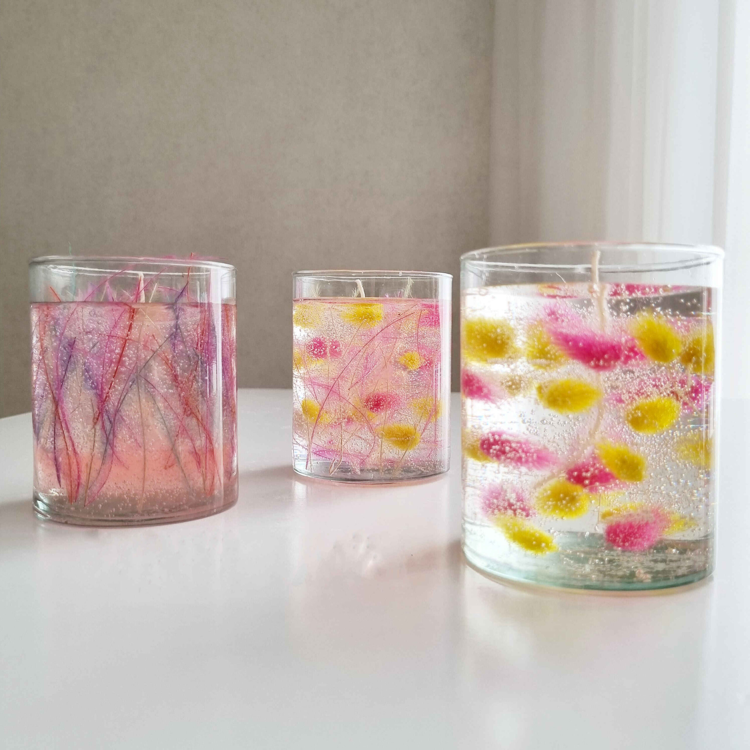 Bougie en pot en verre à la paraffine gel avec fleurs séchées – Design artisanal