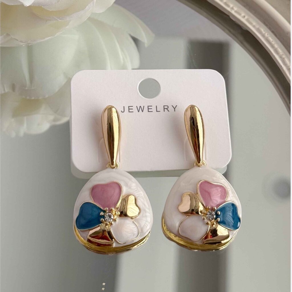 Boucles d'oreilles Minakari avec fleurs blanches en émail Meenakari