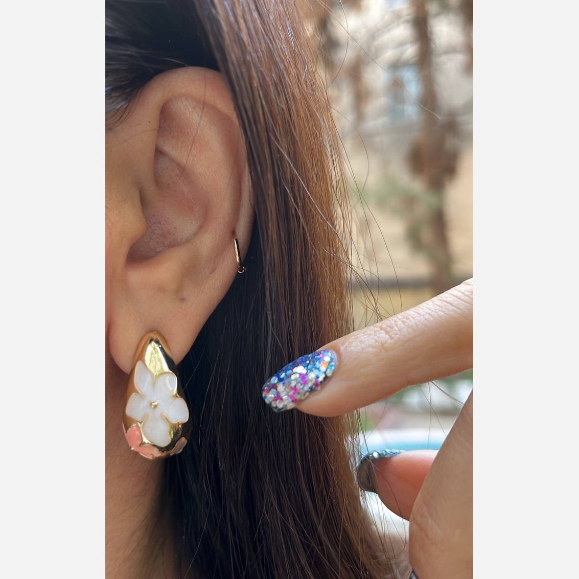 Boucles d'oreilles Minakari élégantes et florales Huggie – Chiques et stylées