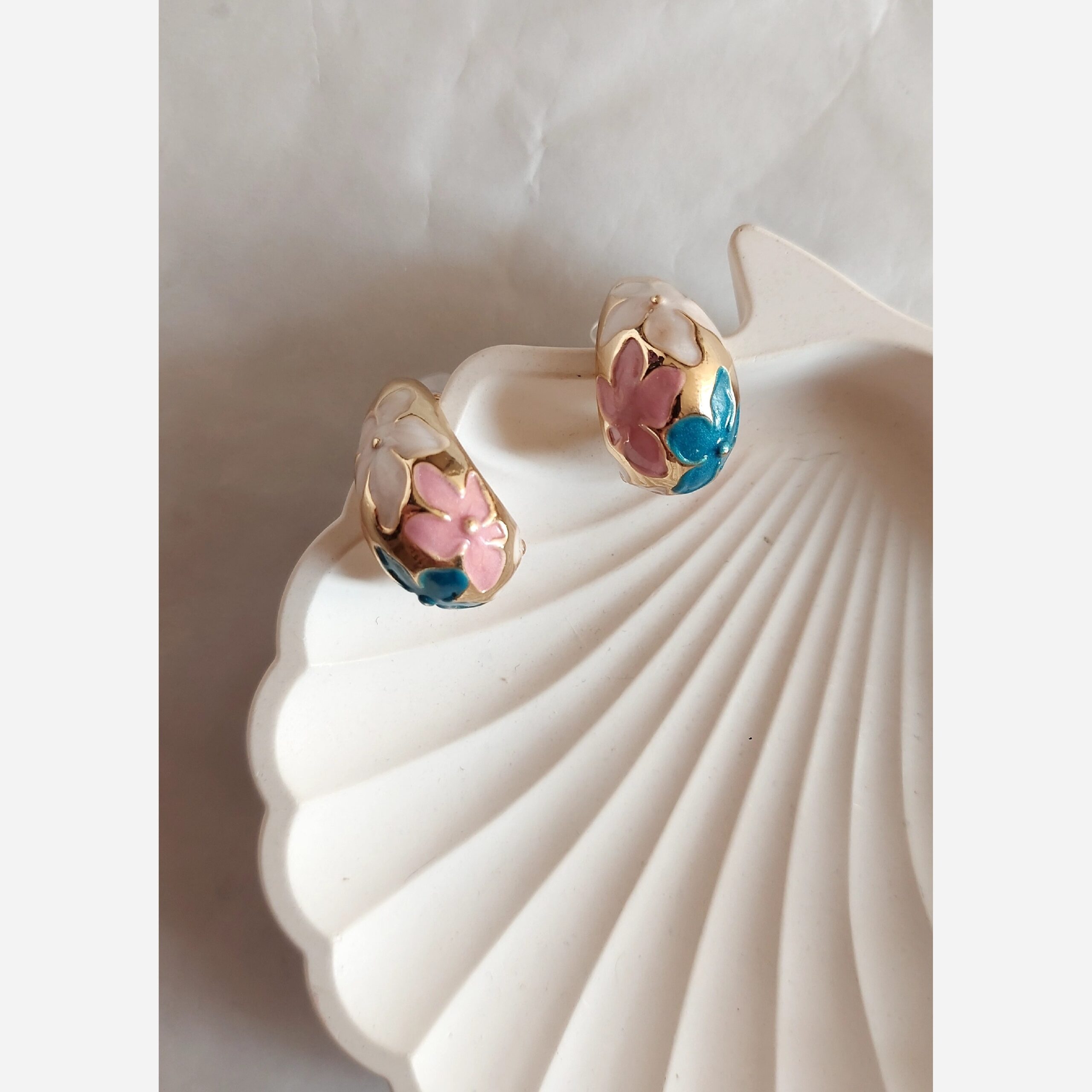 Boucles d’oreilles Minakari élégantes et florales Huggie – Chiques et stylées