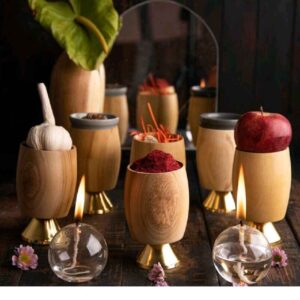 Haft-Seen élégant avec plats dorés sur piédestal – Pour une présentation grandiose de Nowruz (6 pièces)