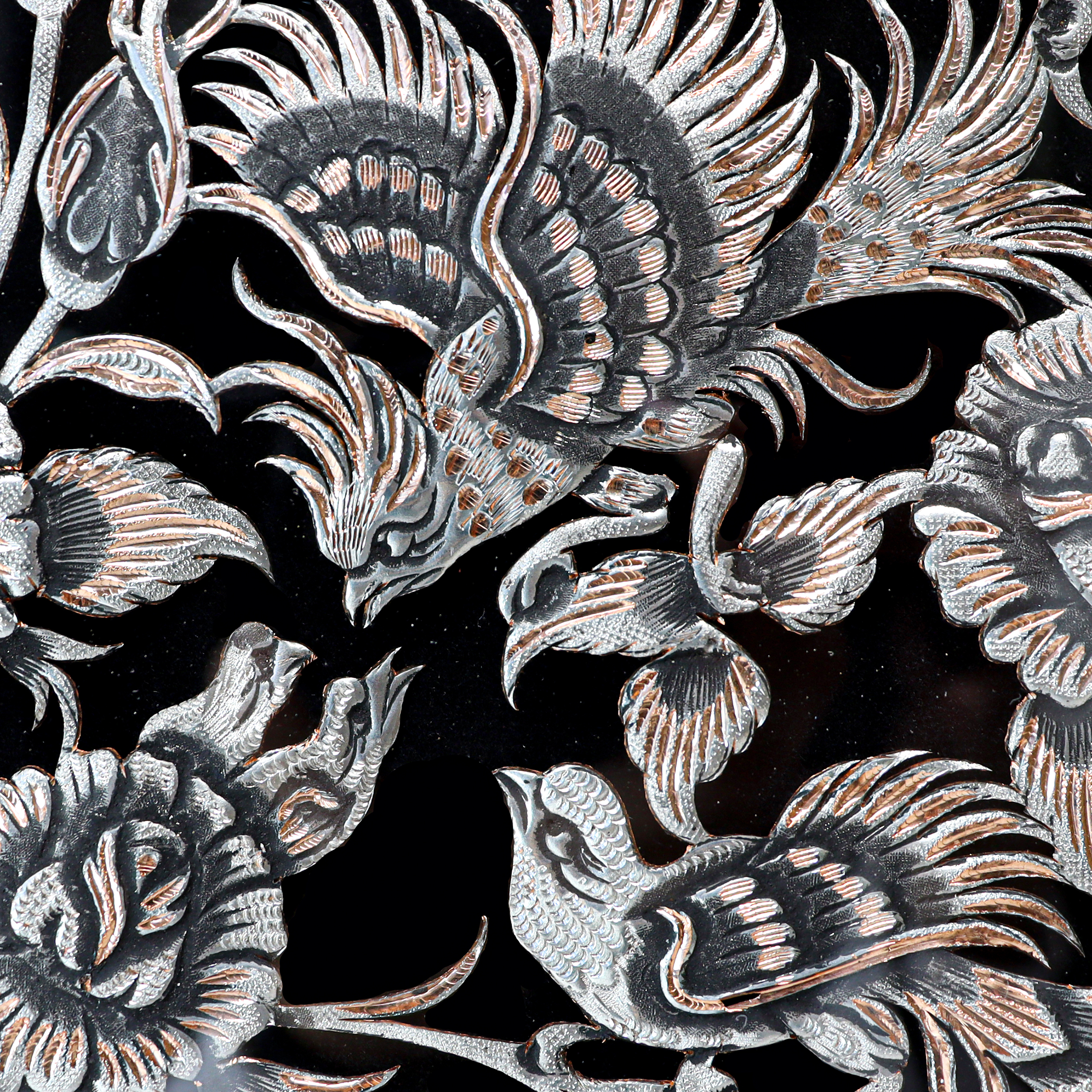 Panneau en laiton gravé avec motif d’oiseau et de fleur dans un cadre Khatamkari