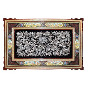Panneau en laiton gravé avec motif d’oiseau et de fleur dans un cadre Khatamkari