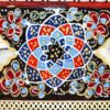 Panneau en laiton gravé avec motif d'oiseau et de fleur dans un cadre Khatamkari
