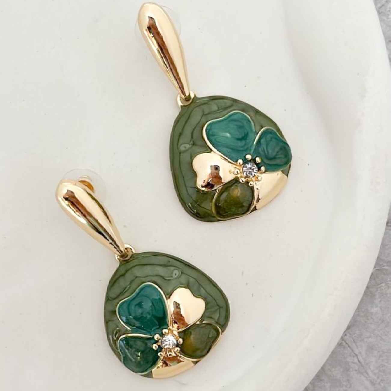 Boucles d'oreilles Minakari vertes en émail avec fleurs suspendues pour femmes