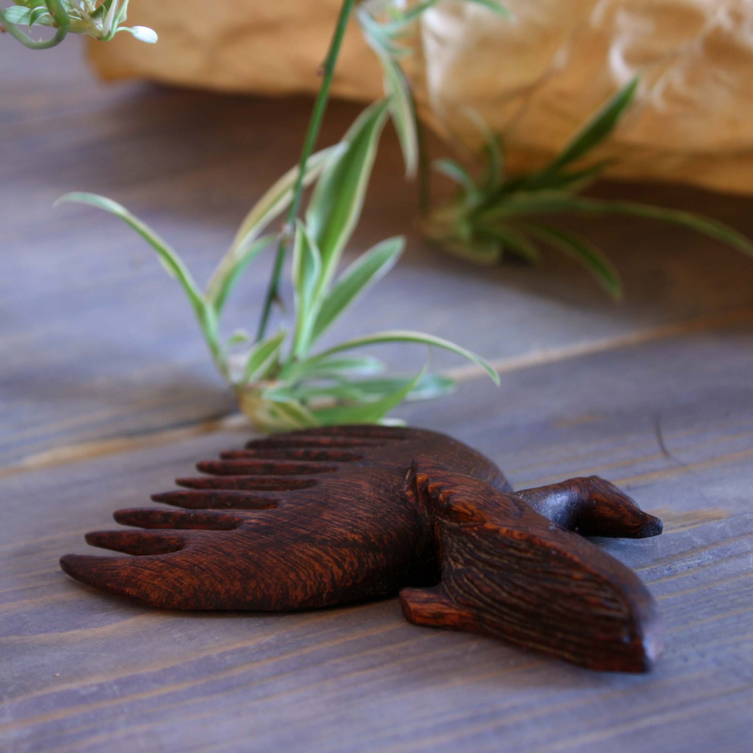 Peigne en Bois Sculpté à la Main avec Motif Baleine – Un Symbole de Beauté Océanique et d’Artisanat