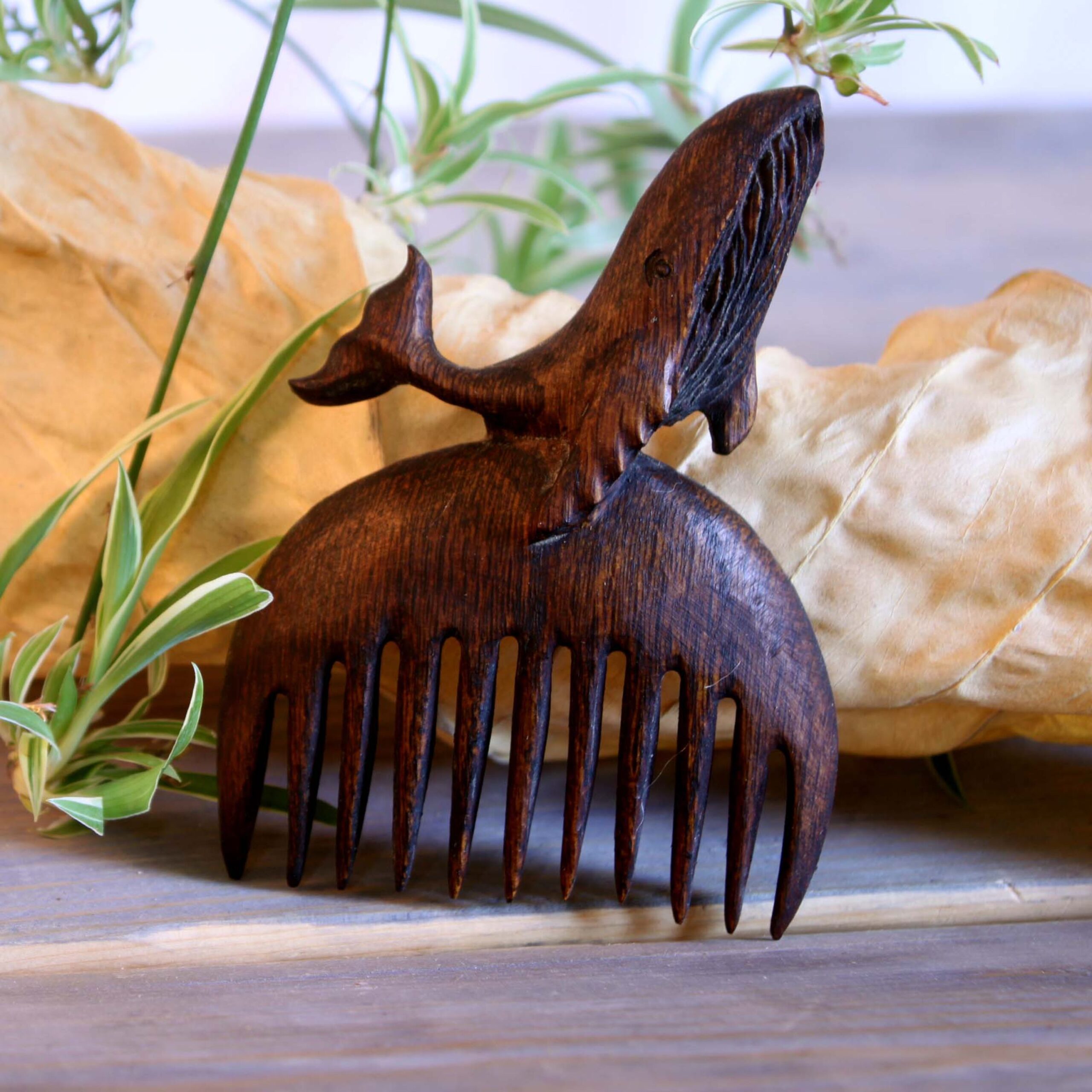 Peigne en Bois Sculpté à la Main avec Motif Baleine - Un Symbole de Beauté Océanique et d'Artisanat
