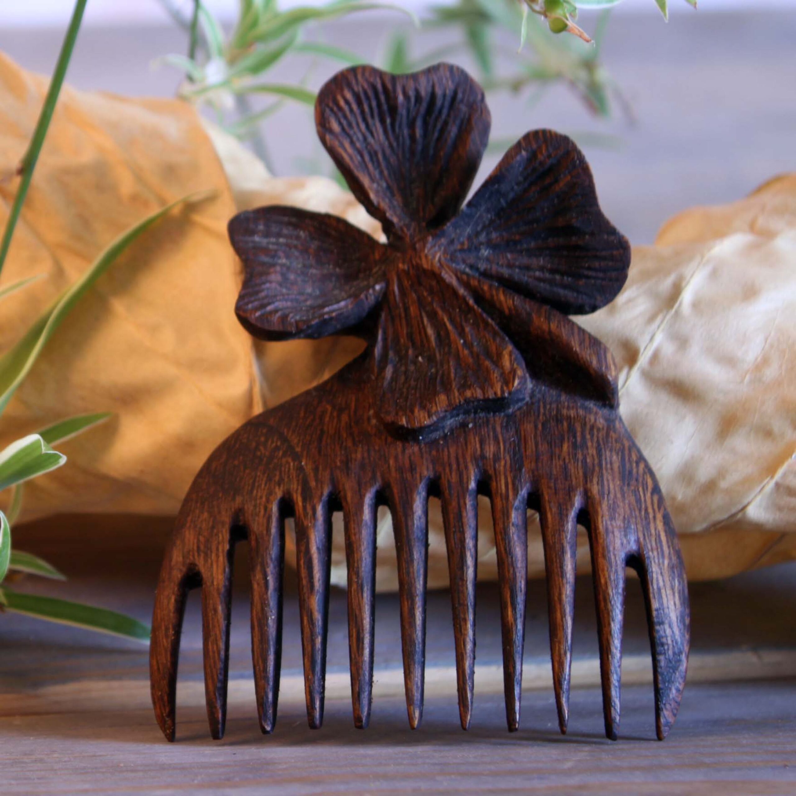 Peigne en Bois Sculpté à la Main avec Motif Trèfle et Gravures Florales - Un Accessoire Naturel et Élégant pour les Cheveux