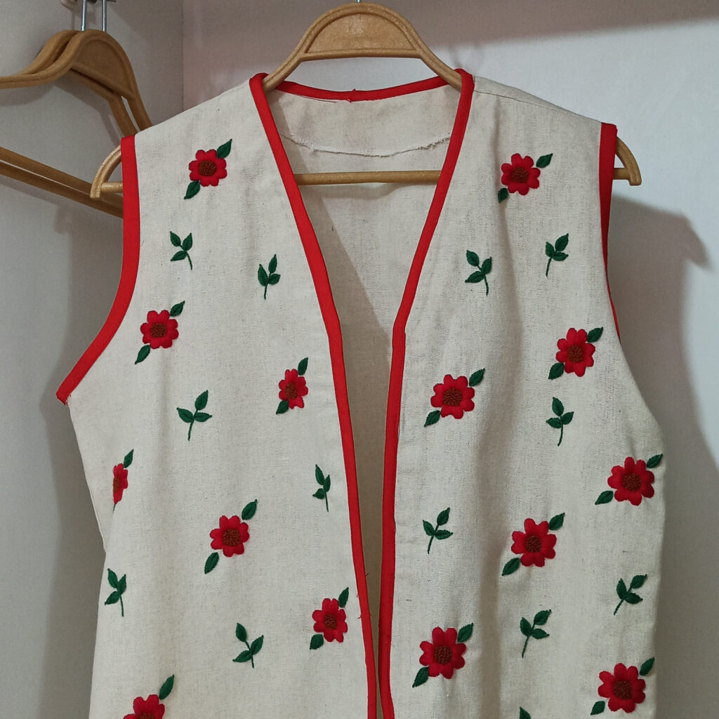 Gilet brodé fait main avec design de fleurs rouges pour femmes