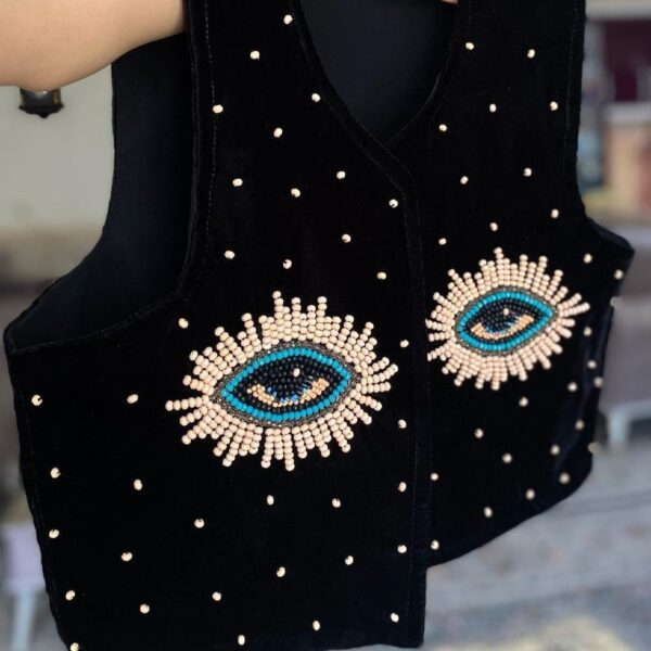Gilet court femme en velours avec broderie main perles motif œil