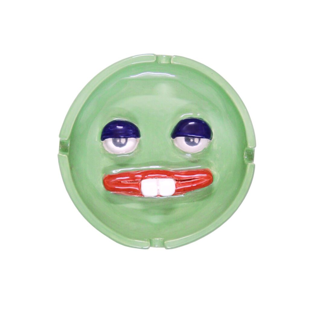 Cendrier en céramique fait main avec design artistique d’autocollants