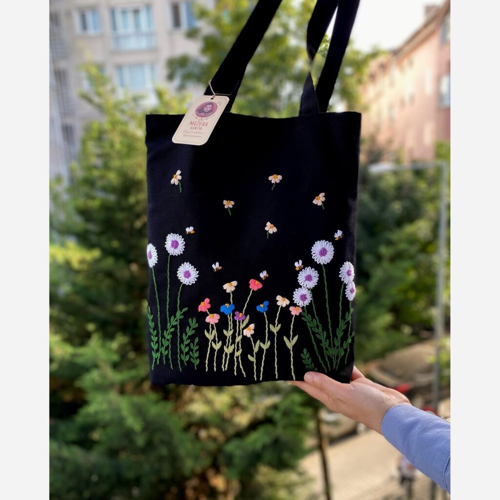 Sac fourre-tout brodé à la main – Toile noire avec design floral