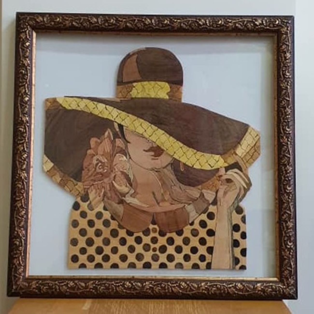 Art en Marqueterie Fait Main – Fille en Chapeau, Modèle de Luxe en Bois