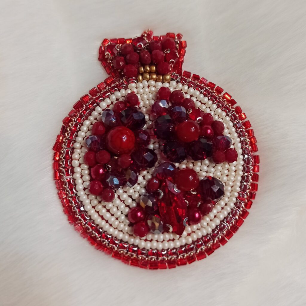 Épinglette Broche Grenade Artisanale en Cuir et Perles