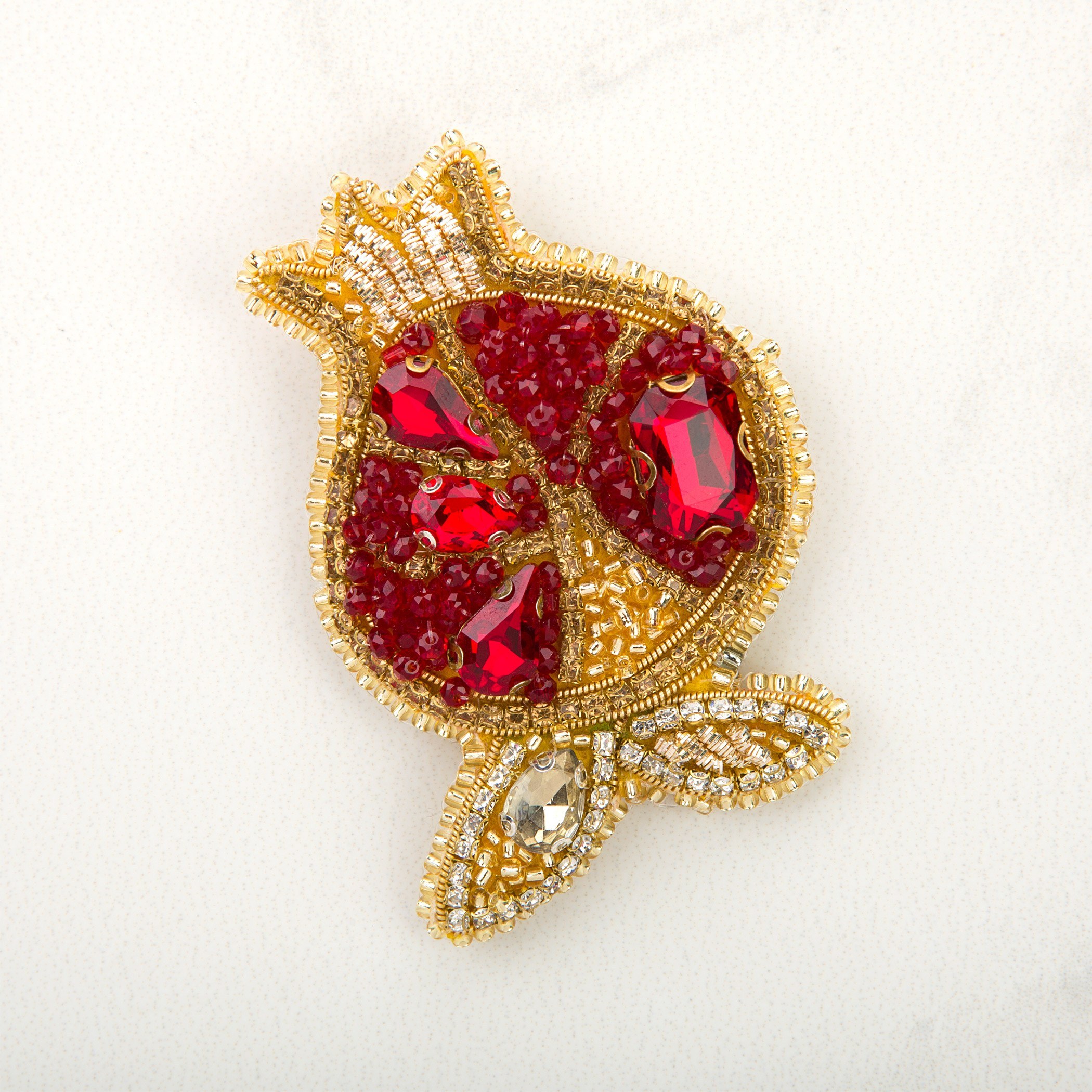 Épinglette Broche Grenade Artisanale avec Cuir et Perle
