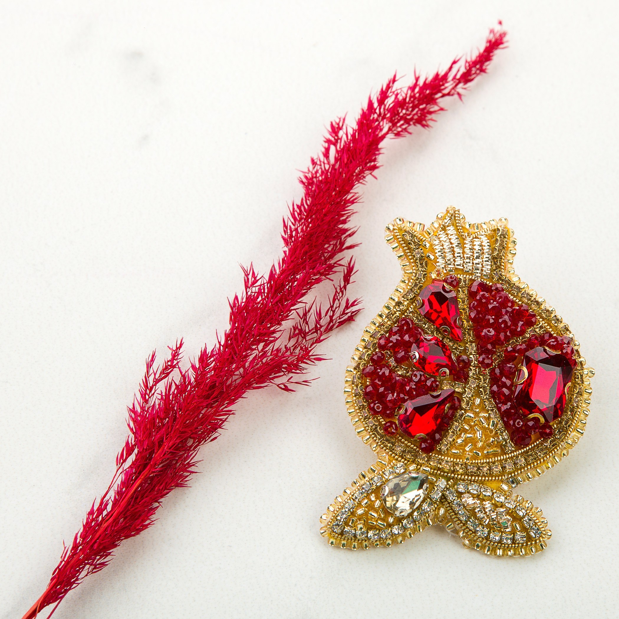 Épinglette Broche Grenade Artisanale avec Cuir et Perle