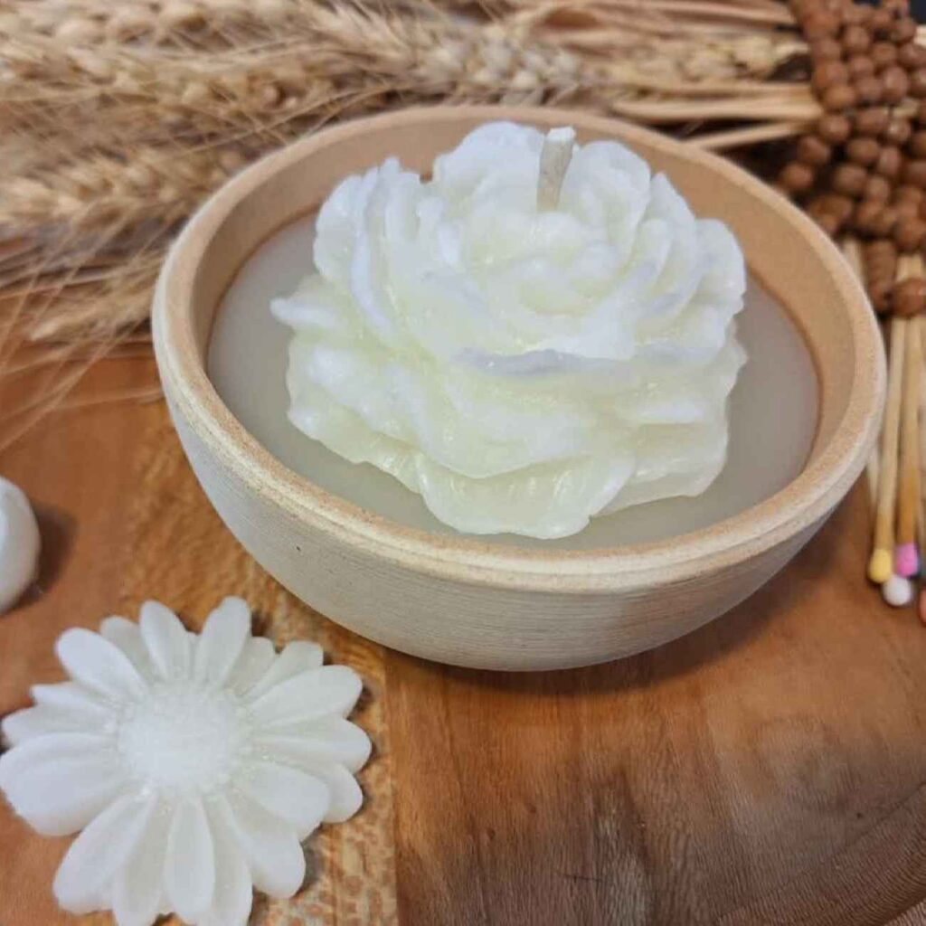 Bougies en pot en céramique artisanales – Design fleur de renoncule