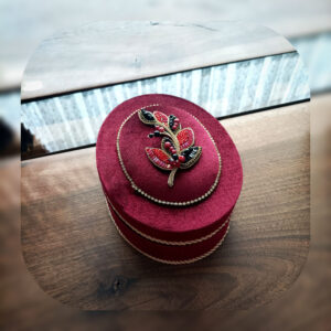 Boîte à bijoux artisanale en velours avec broderie de pierre