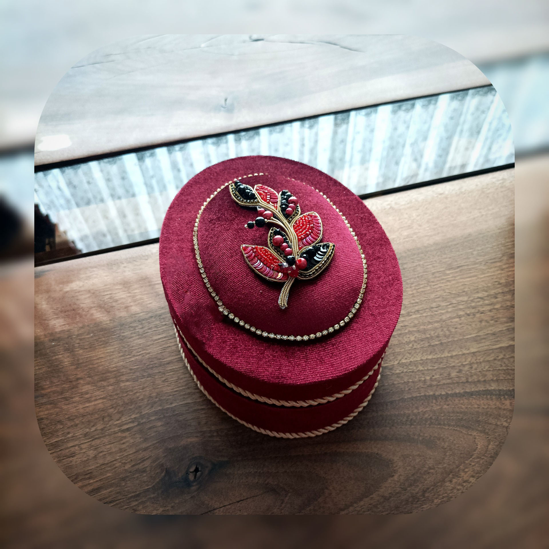 Boîte à bijoux artisanale en velours avec broderie de pierre