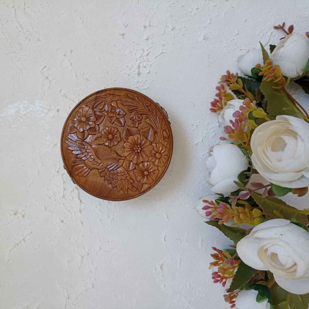 Boîte à bijoux artisanale en noyer avec design élégant d’oiseaux et de fleurs