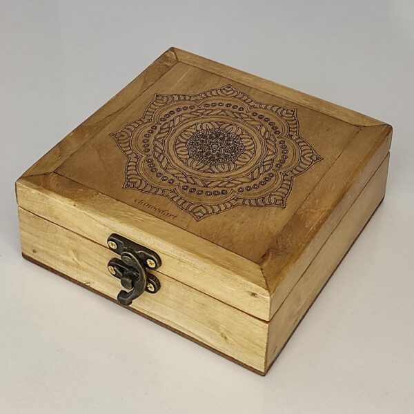 Boîte à bijoux en bois artisanale avec gravure géométrique
