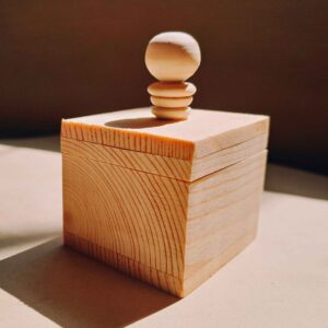 Petite boîte à bijoux en bois artisanale, couleur brun clair
