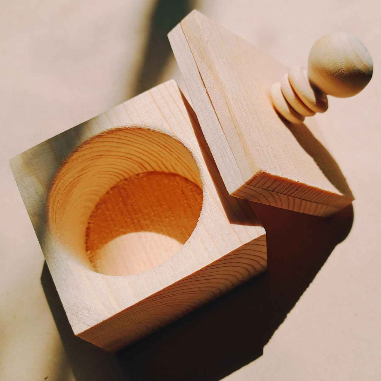 Petite boîte à bijoux en bois artisanale, couleur brun clair