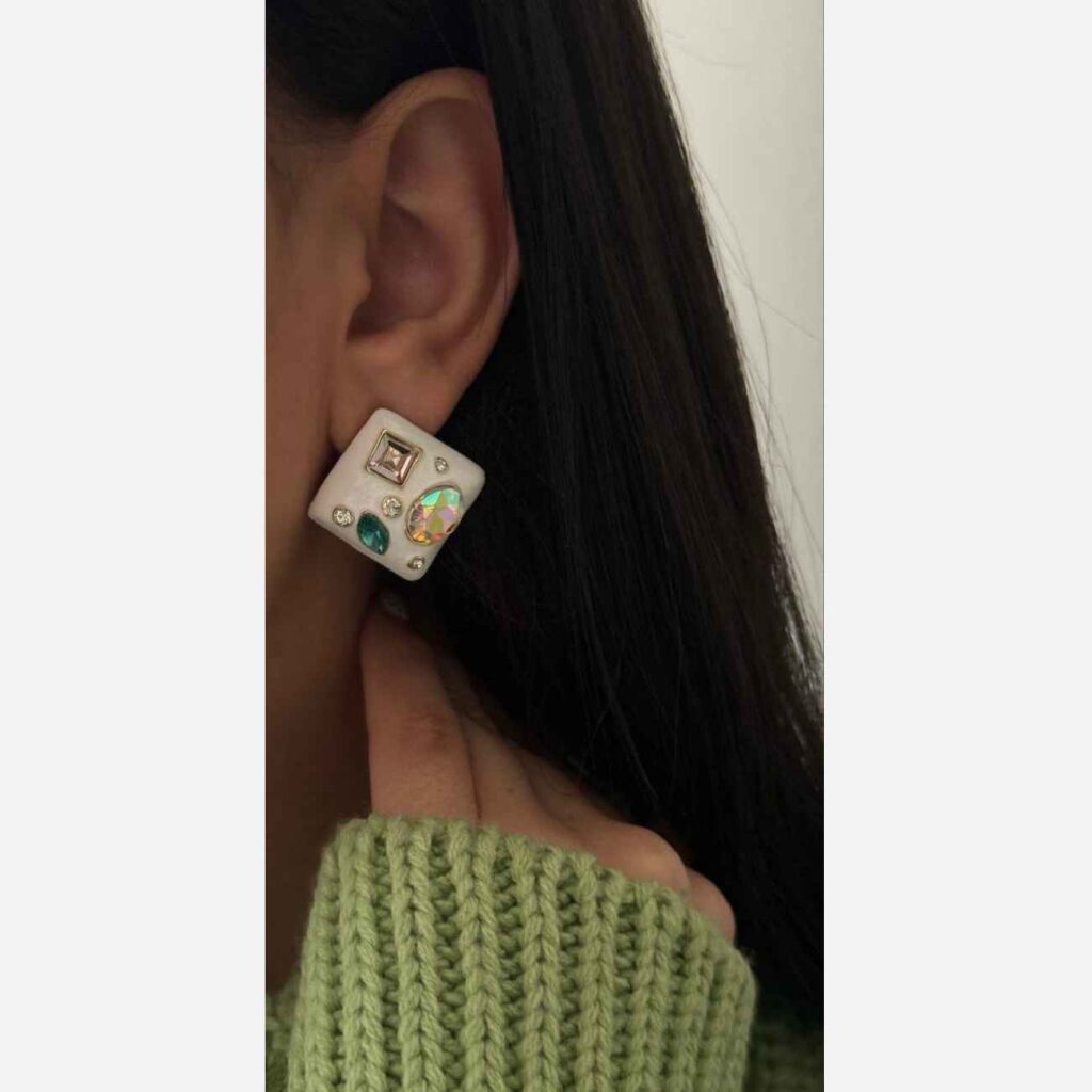 Boucles d'oreilles Minakari faites à la main avec émail et pierres précieuses